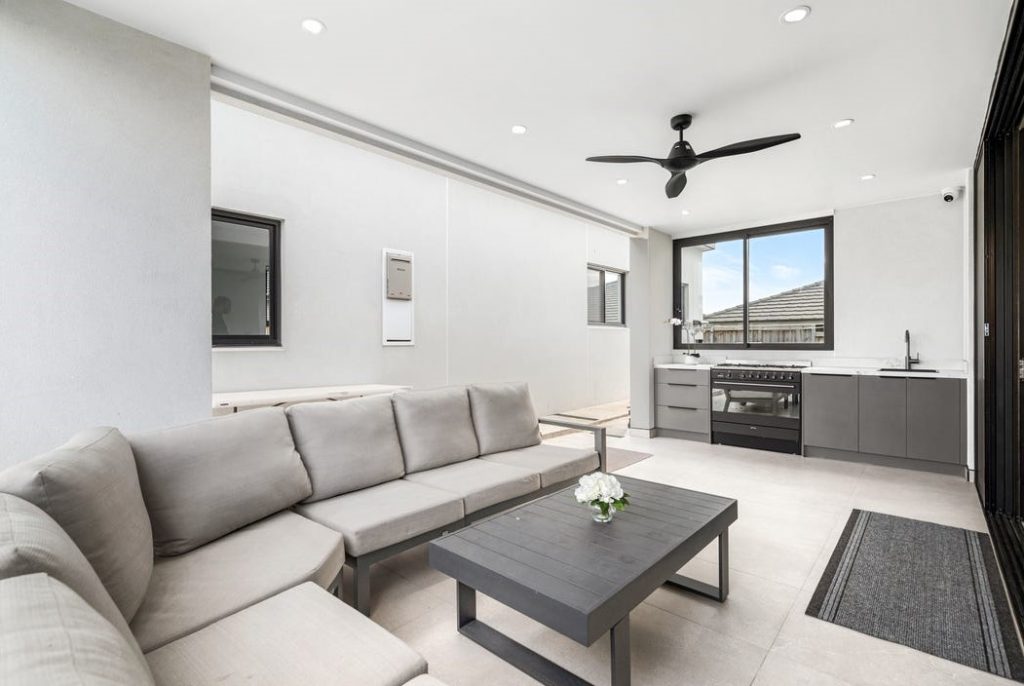 Image shows a home interior built by Benelong Projects, Sydney based home builders. Stone tile floor, granite bench tops, ceiling fans, natural lighting, and open-plan designs